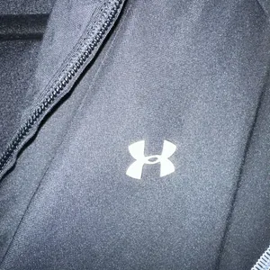 Under Armor Women’s Size Large Black Zip Up Lightweight Jacket thumbnail 2