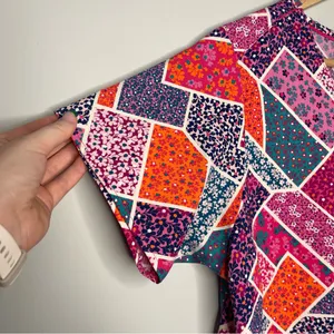 Vera Bradley V-Neck Floral/Paisley Print Scrub Top (Large) thumbnail 4