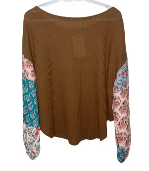 Tracies relaxed cut waffle knit thermal with contrast floral boho sleeves size L thumbnail 2