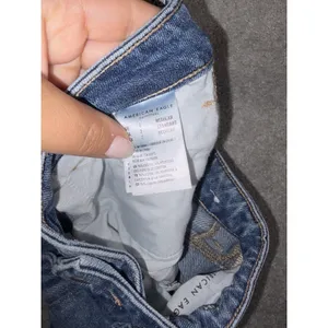 American Eagle‎ Outfitters Mom Jeans Light Wash Distressed Ripped Size 2 thumbnail 6
