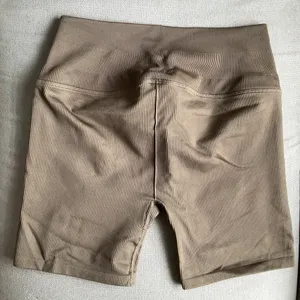 Alo Yoga 5" Seamless Ribbed Favorite Short Lignt Cocoa S thumbnail 4