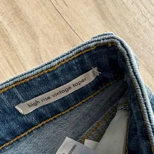 NWOT Wrangler High Rise Vintage Taper Mom Jeans Sz 8 Distressed Medium Wash thumbnail 15