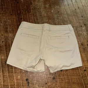 American Eagle tan flat front midi stretch size 4 shorts thumbnail 2