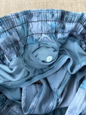Lululemon Hotty Hot Low Rise Short Kaleidofloral Multi/Blue Cast -Size 6 thumbnail 5