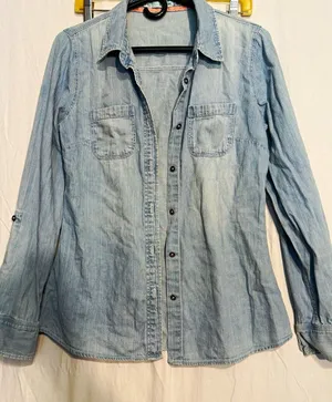 maurices Women's Blue Solid Denim Collared Long Sleeve Button-Up Shirt M thumbnail 1