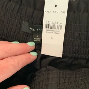 Ann Taylor The Flowy‎ Pull On Mid Short in Line thumbnail 2