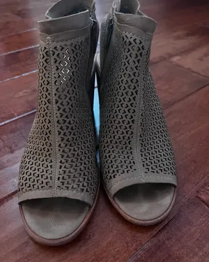 Vince Camuto Heels thumbnail 2