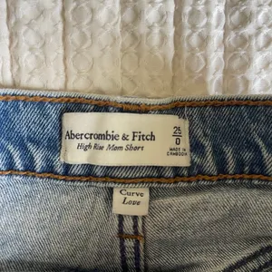 Abercrombie and Fitch high rise light wash mom shorts size 25 thumbnail 2