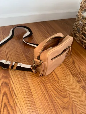 Universal Threads Women’s Crossbody Purse thumbnail 4