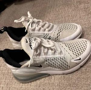 Nike Air Max 270 Shoes thumbnail 1