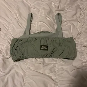 Small daily drills sage green bra top with sinches on the side Never worn #dailydrills #bra #athletic thumbnail 2