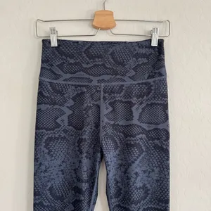Anthropologie All Fenix Leggings Medium High Rise 7/8 Yoga Blue Snake Print M thumbnail 3