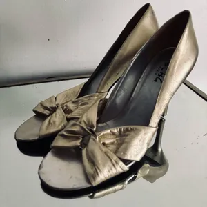 BCBG Gold Women's Metallic Heel Shoes Size 9 thumbnail 3