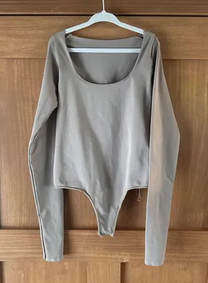 SKIMS Essential Scoop Neck Long Sleeve Bodysuit Beige Tan Women’s XXS / XS thumbnail 1