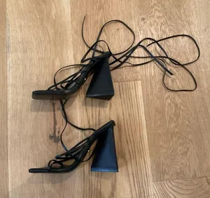 Revolve - Raye Darryl Leather Wrap Trapezoidal Heels in Black thumbnail 3