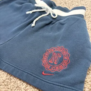 Nike Fleece Varsity Shorts Women XS‎ Navy Embroidered Crest Sweatshorts Pockets thumbnail 3