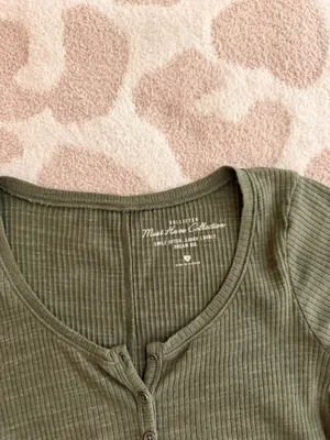 Hollister green button top thumbnail 2