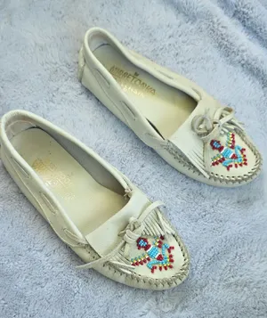 Minnetonka Thunderbird Beaded Leather Fringe Moccasins Ivory 8 thumbnail 1