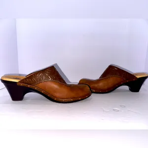 EUC SOFFT Leather Studded Floral Slip‎ On Mule - 9.5 (one chip on side of shoe) thumbnail 4