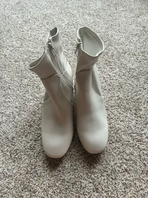 Boots White Size 8.5 thumbnail 2