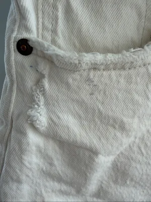 Abercrombie & Fitch White High-Rise Raw Hem Denim Shorts thumbnail 3