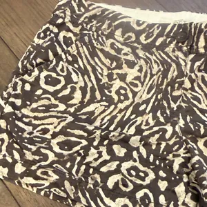 LOFT Animal Print Shorts Size 8 C9-009 thumbnail 4