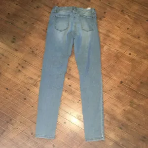 Kancan distressed medium wash 26/5 cropped jeans thumbnail 3