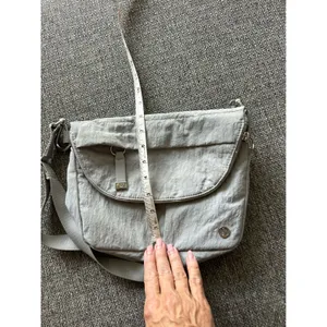 Lululemon Grey Crinkle Nylon Crossbody Bag‎ Adjustable Strap Silver Logo Bag EUC thumbnail 9