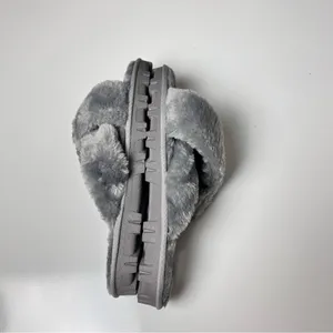 Cushionaire Women's Gray Faux Fur Style Slippers Sz 8 thumbnail 4