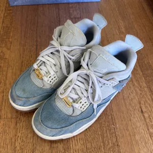 Jordan 4 Retro Tex Denim Light Wash Blue Sneakers Gold Dubrae FB6716-100 thumbnail 1