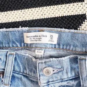 Abercrombie & Fitch Curve Love 90s Ultra High Rise Straight Ripped Jeans Size 25 thumbnail 9