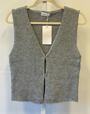 NWT Rumours Women's Grey Knit V-Neck‎ Sweater Vest Sleeveless Minimalist Size M thumbnail 1