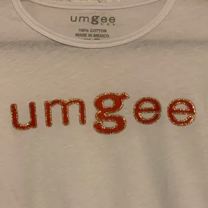 🇺🇸 NWOT Umgee White‎ Short Sleeve Logo Tee Shirt thumbnail 2