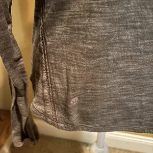 Lululemon On the Run Long Sleeve Top Heathered Grey/Black Women's‎ Size 6 thumbnail 5