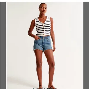 Abercrombie & Fitch High Rise 4" Mom Short Medium Wash- Size 28 thumbnail 2