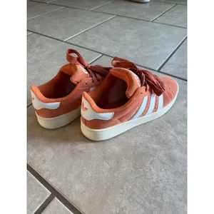 Adidas Campus 00s Amber Tint/Cloud White Suede Low Top Lace-Up Sneaker GY9474 thumbnail 2