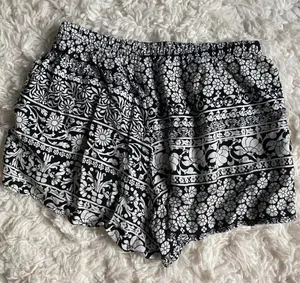 Black And White Shorts Size M thumbnail 1