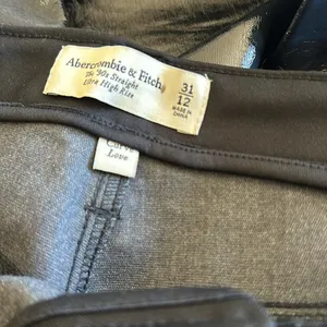 NWT Abercrombie & Fitch The 90s Straight Ultra High Rise Faux Leather Pant thumbnail 9