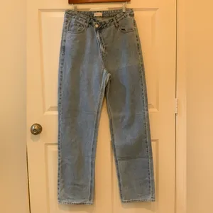 PacSun Light Blue Straight Leg Women's 90’s Boyfriend Jeans. Size-30 thumbnail 3