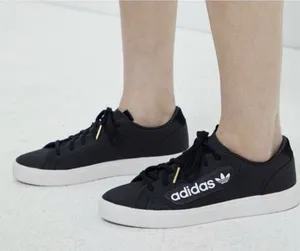 adidas Originals Women's Sleek Sneaker, core Black/Crystal White 7 M US thumbnail 1