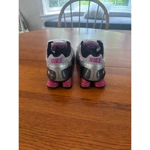 Nike Shox 2007 Metallic Silver Pink Running Shoes Womens 8 Vintage thumbnail 2