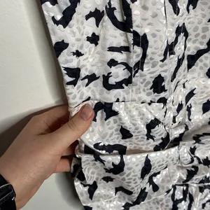 Lulus It's Fierce Ivory Leopard Print Satin Off-the-Shoulder Dress size XS thumbnail 8