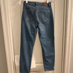 American Eagle Outfitters Women Blue Distressed High Rise Straight‎ Jeans Size 2 thumbnail 2