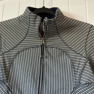 Lululemon Forme Jacket II Pine Stripe Size 6‎ thumbnail 3