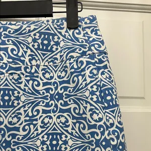 Lulu-B Stylish Blue and White Swirl Patterned Mini Skirt - Size 2 thumbnail 4