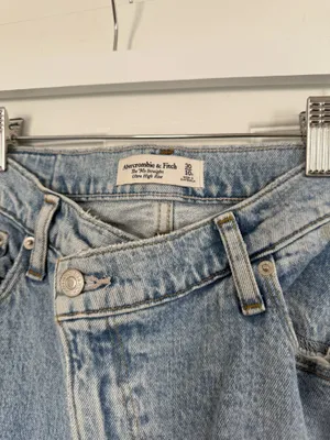 Abercrombie & Fitch 90s Straight Ultra High Rise Jeans Size 30/10s Light Wash thumbnail 2
