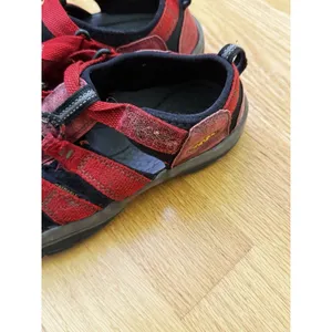 KEEN Newport H2 Sandals Hybrid Ribbon Red/Gargoyle Kids Size 5.5-6 Women’s 7.5 thumbnail 9