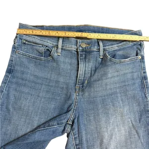 Levi’s Women’s‎ Midrise 9” inseam Denim Jeans Shorts Sz 31 thumbnail 6