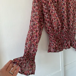 Active USA Women’s Sheer Floral Blouse • Size M thumbnail 3