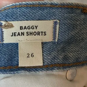 Madewell baggy jean shorts thumbnail 4